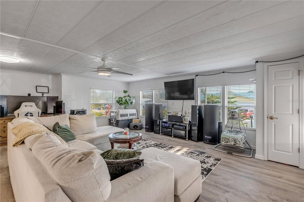 合同活跃: $410,000 (2 贝兹, 2 浴室, 1176 平方英尺)