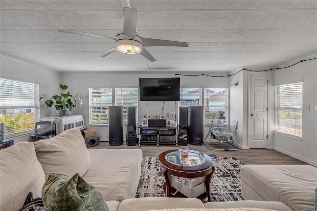 合同活跃: $410,000 (2 贝兹, 2 浴室, 1176 平方英尺)