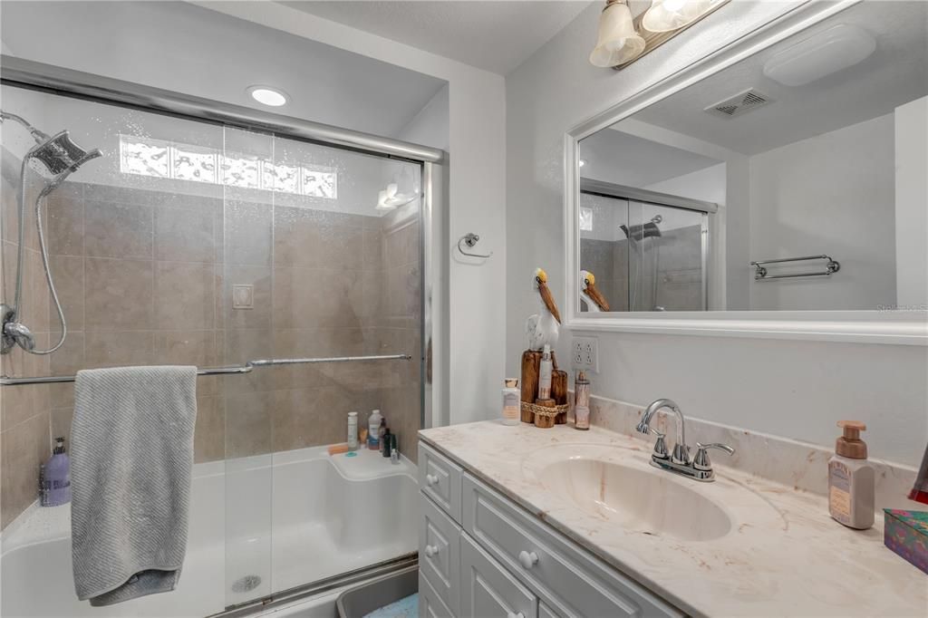 合同活跃: $410,000 (2 贝兹, 2 浴室, 1176 平方英尺)