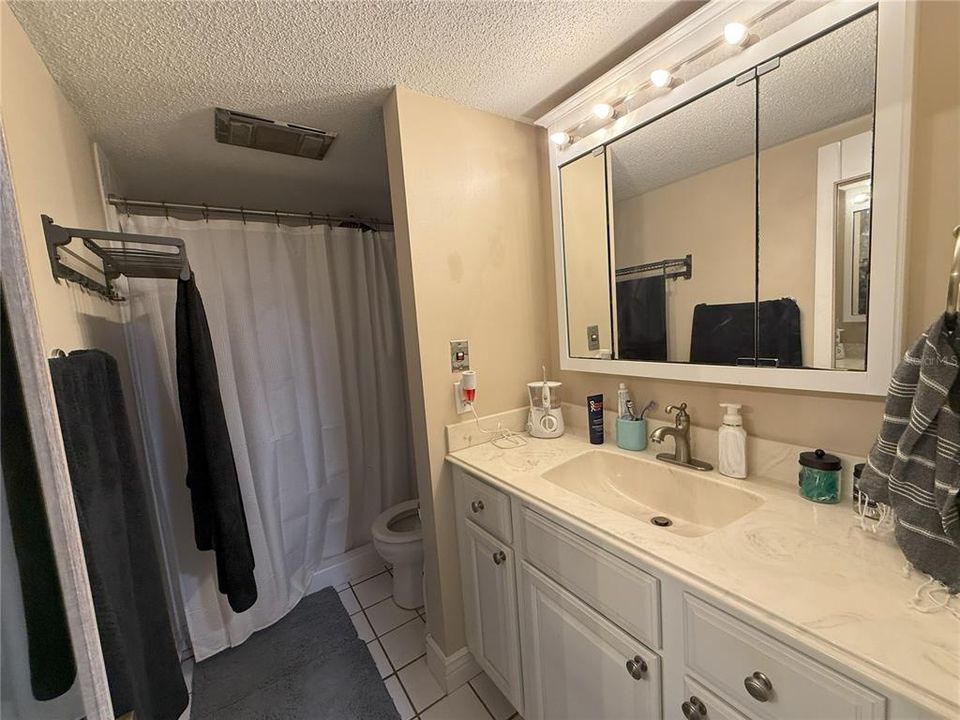 Activo con contrato: $115,000 (2 camas, 2 baños, 1123 Pies cuadrados)