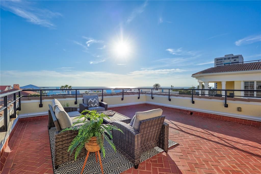 Recently Sold: $3,495,000 (4 beds, 3 baths, 3362 Square Feet)