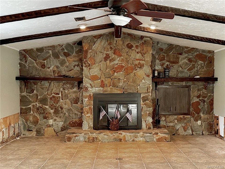 Active With Contract: $399,900 (2 beds, 2 baths, 1593 Square Feet)