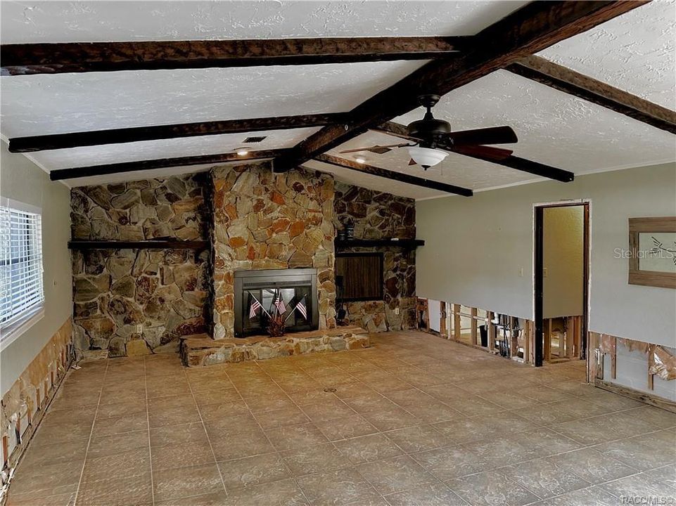 Active With Contract: $399,900 (2 beds, 2 baths, 1593 Square Feet)