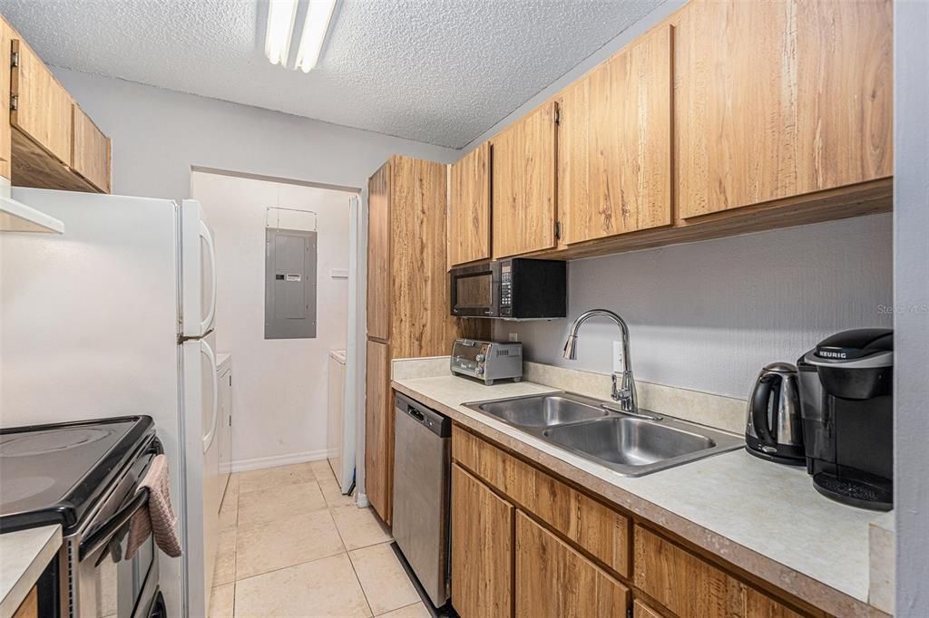Active With Contract: $167,000 (2 beds, 2 baths, 898 Square Feet)