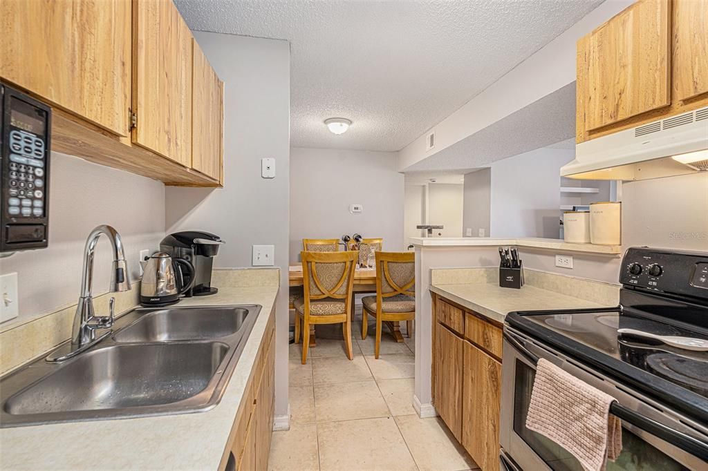 Active With Contract: $167,000 (2 beds, 2 baths, 898 Square Feet)