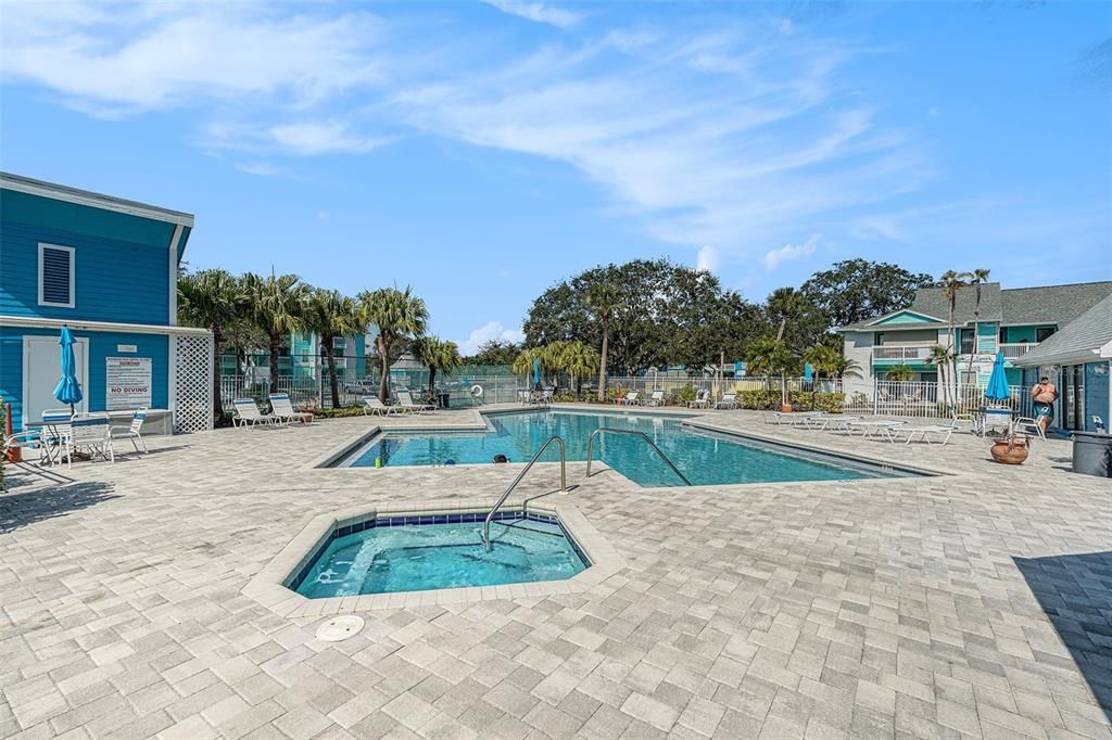 Active With Contract: $167,000 (2 beds, 2 baths, 898 Square Feet)