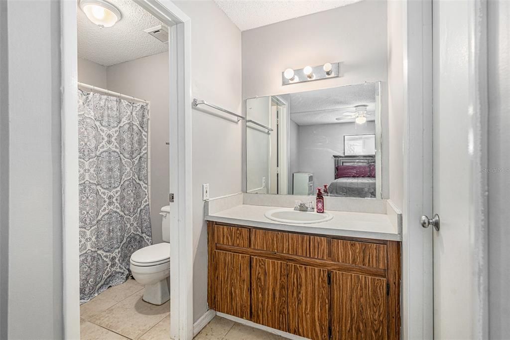 Active With Contract: $167,000 (2 beds, 2 baths, 898 Square Feet)