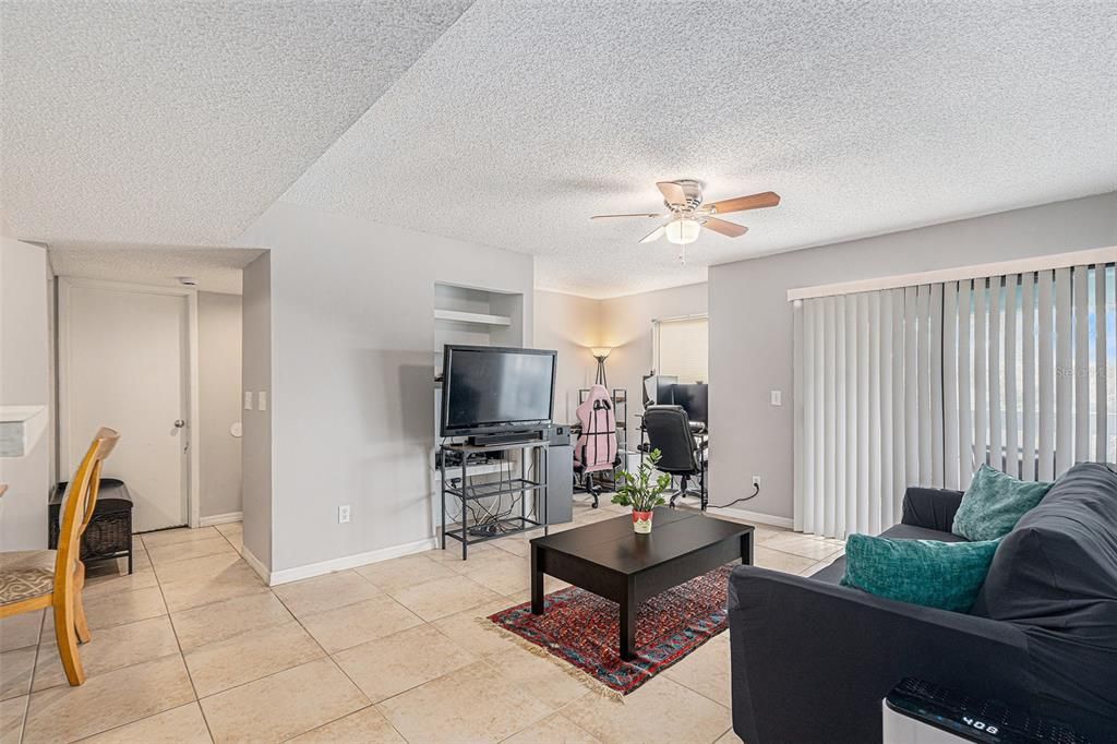 Active With Contract: $167,000 (2 beds, 2 baths, 898 Square Feet)