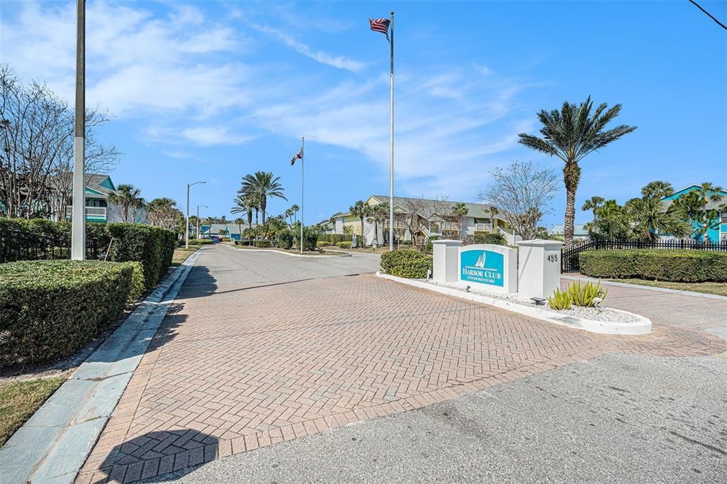 Active With Contract: $167,000 (2 beds, 2 baths, 898 Square Feet)