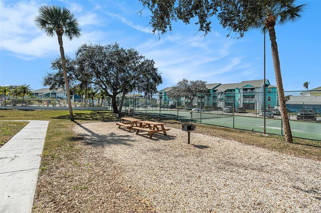 Active With Contract: $167,000 (2 beds, 2 baths, 898 Square Feet)