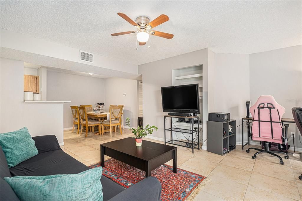 Active With Contract: $167,000 (2 beds, 2 baths, 898 Square Feet)