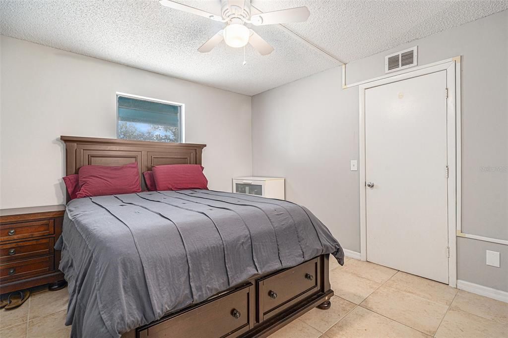 Active With Contract: $167,000 (2 beds, 2 baths, 898 Square Feet)