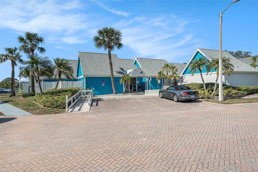 Active With Contract: $167,000 (2 beds, 2 baths, 898 Square Feet)