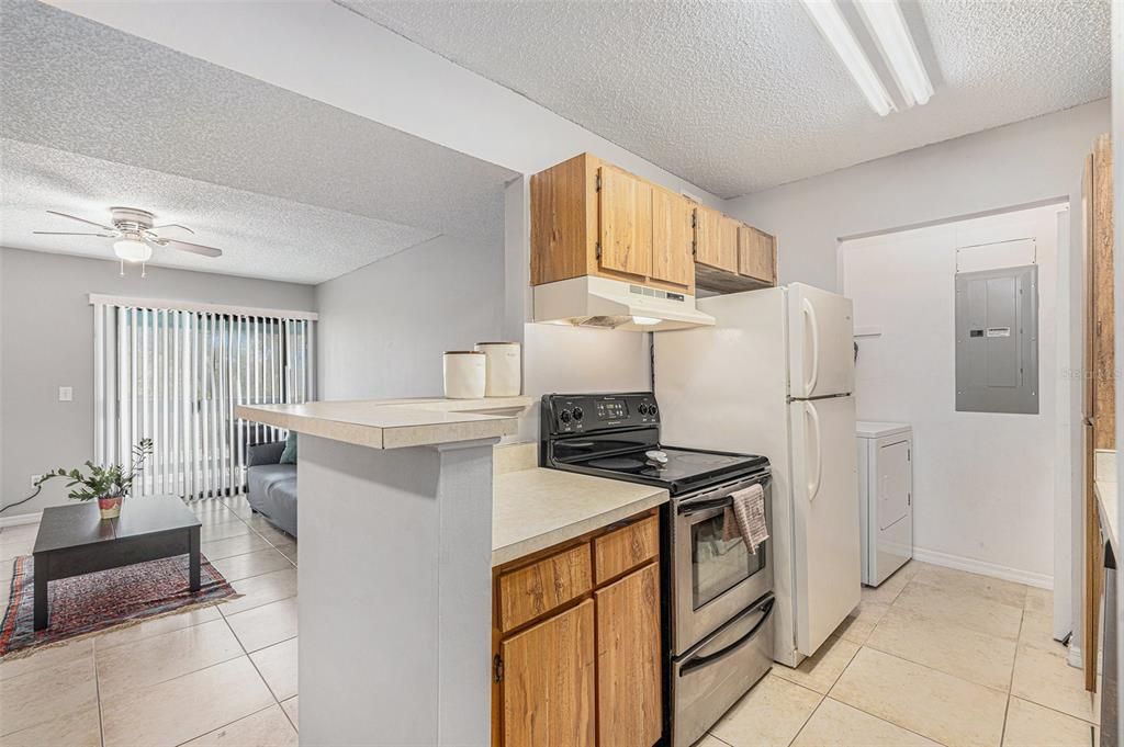 Active With Contract: $167,000 (2 beds, 2 baths, 898 Square Feet)