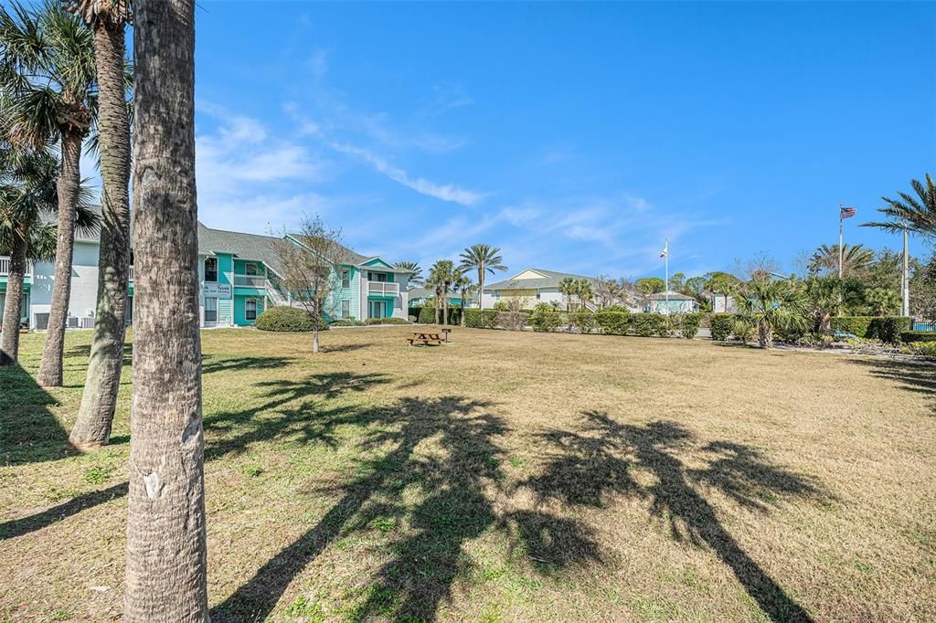 Active With Contract: $167,000 (2 beds, 2 baths, 898 Square Feet)