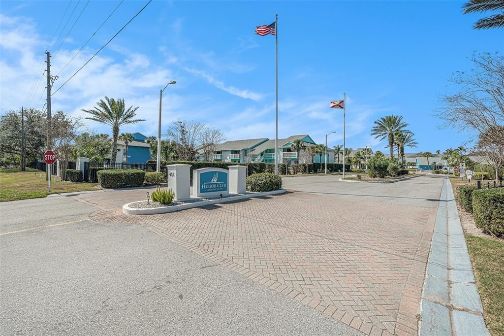 Active With Contract: $167,000 (2 beds, 2 baths, 898 Square Feet)