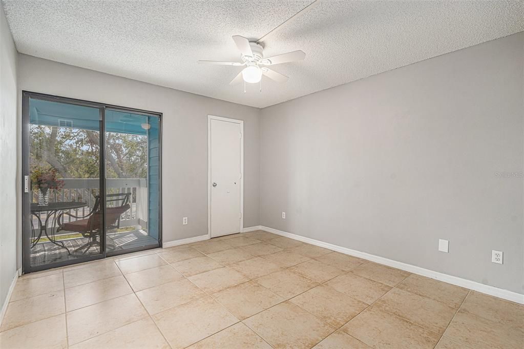 Active With Contract: $167,000 (2 beds, 2 baths, 898 Square Feet)