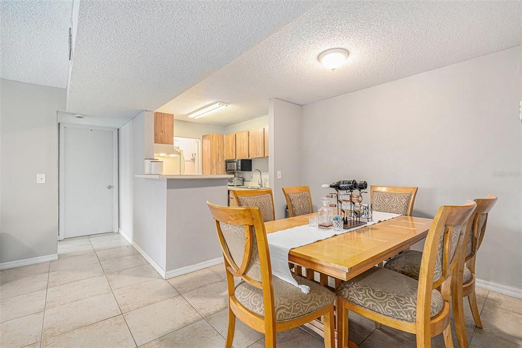 Active With Contract: $167,000 (2 beds, 2 baths, 898 Square Feet)