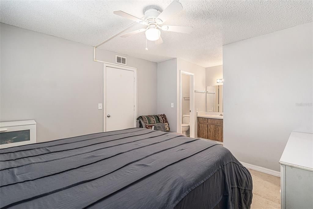 Active With Contract: $167,000 (2 beds, 2 baths, 898 Square Feet)