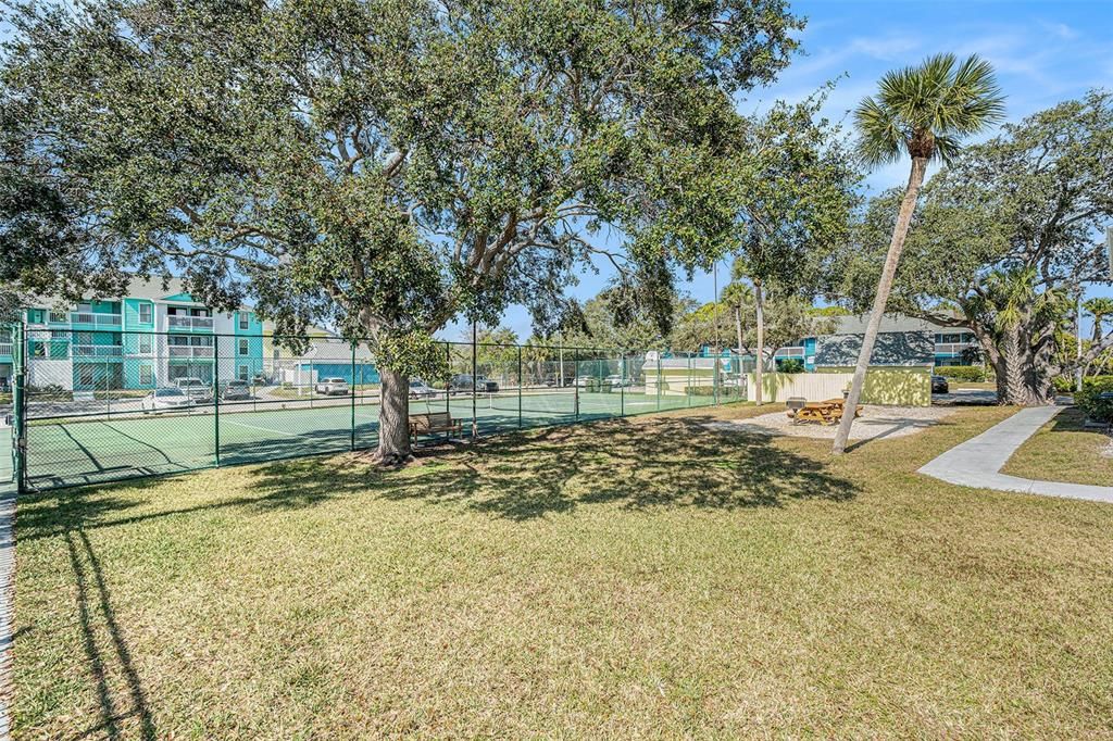 Active With Contract: $167,000 (2 beds, 2 baths, 898 Square Feet)