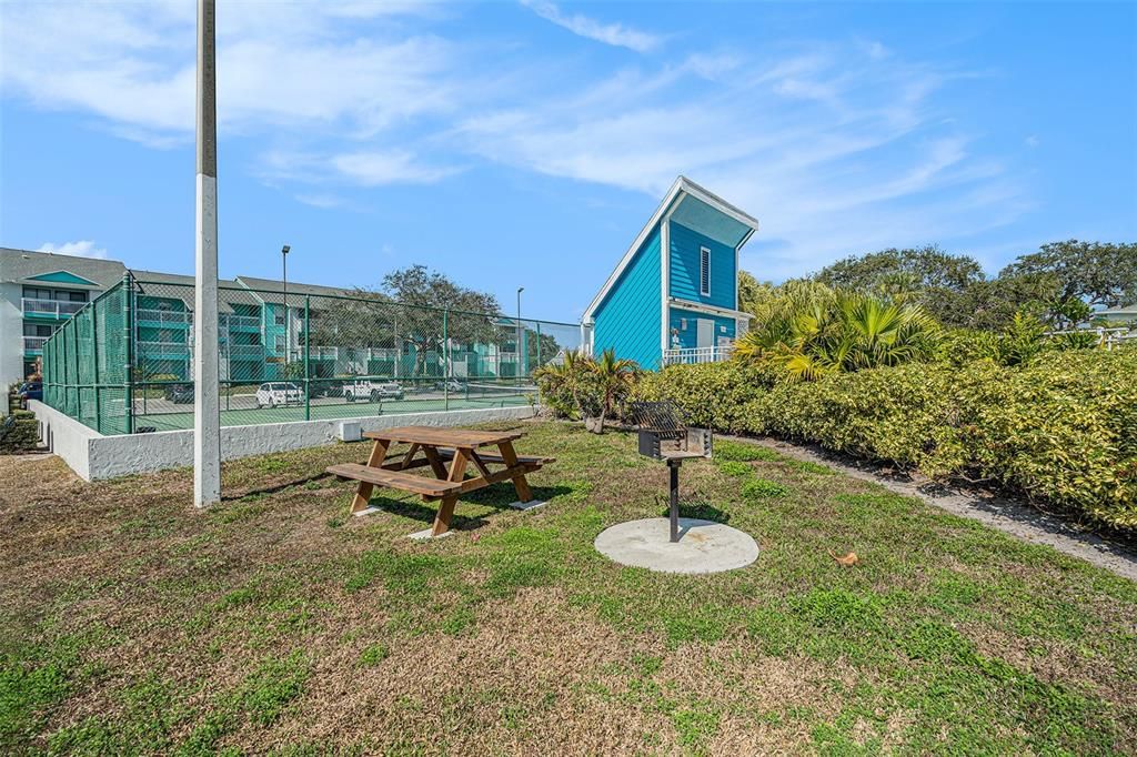 Active With Contract: $167,000 (2 beds, 2 baths, 898 Square Feet)