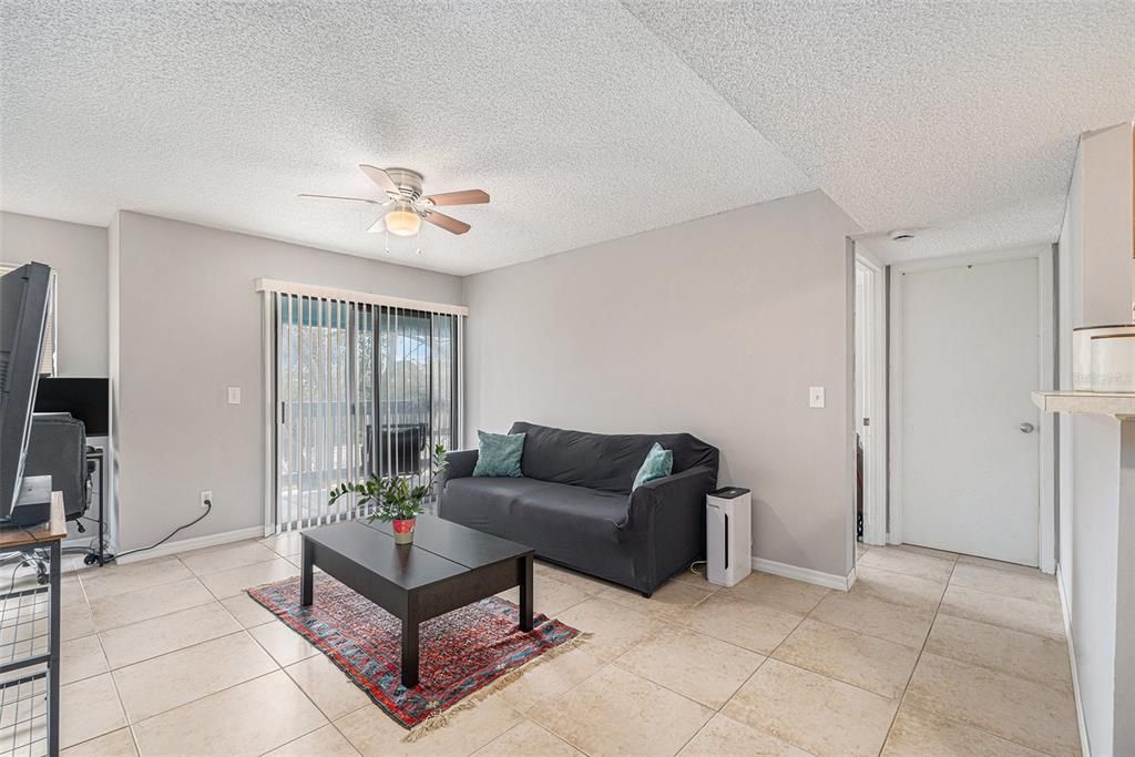 Active With Contract: $167,000 (2 beds, 2 baths, 898 Square Feet)