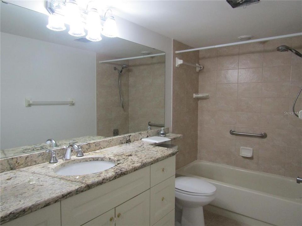 Activo con contrato: $1,600 (1 camas, 1 baños, 789 Pies cuadrados)