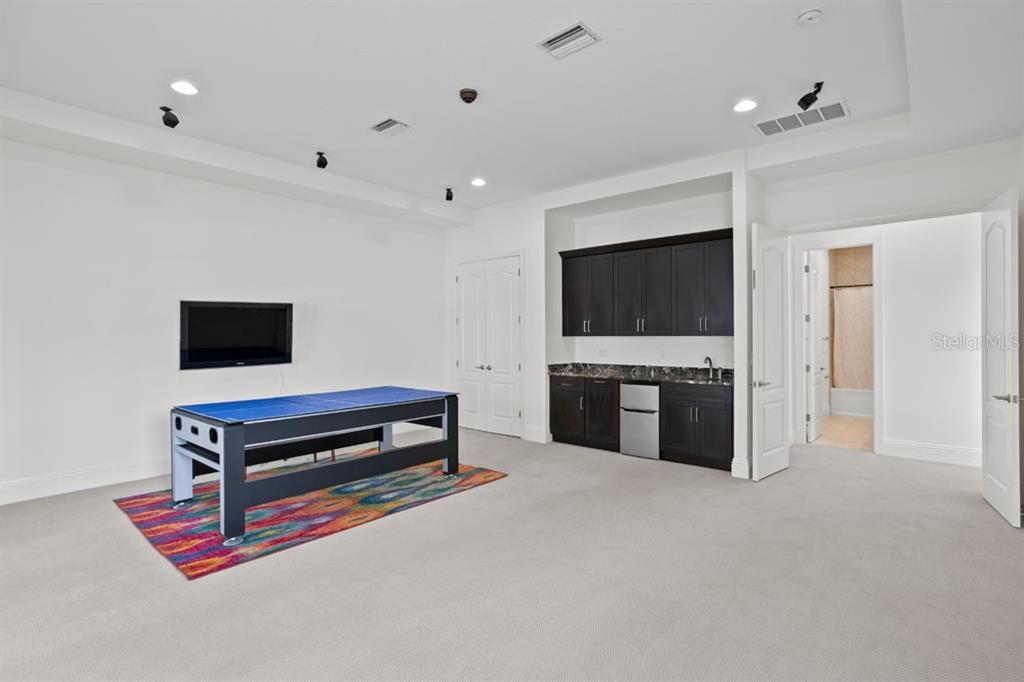 Active With Contract: $1,995,000 (5 beds, 4 baths, 6184 Square Feet)