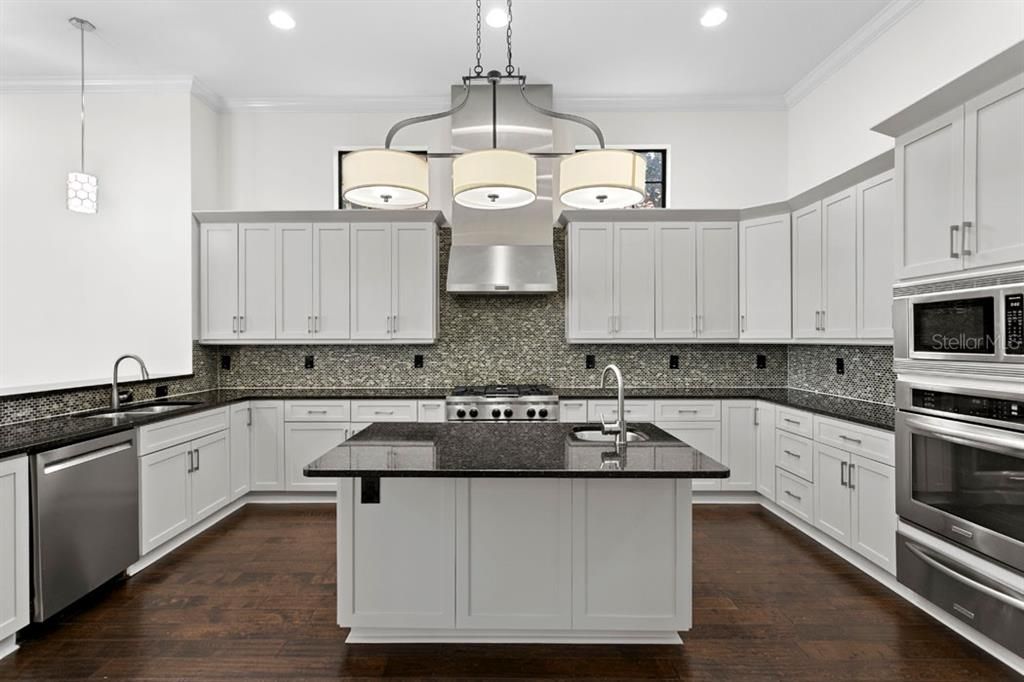 Active With Contract: $1,995,000 (5 beds, 4 baths, 6184 Square Feet)