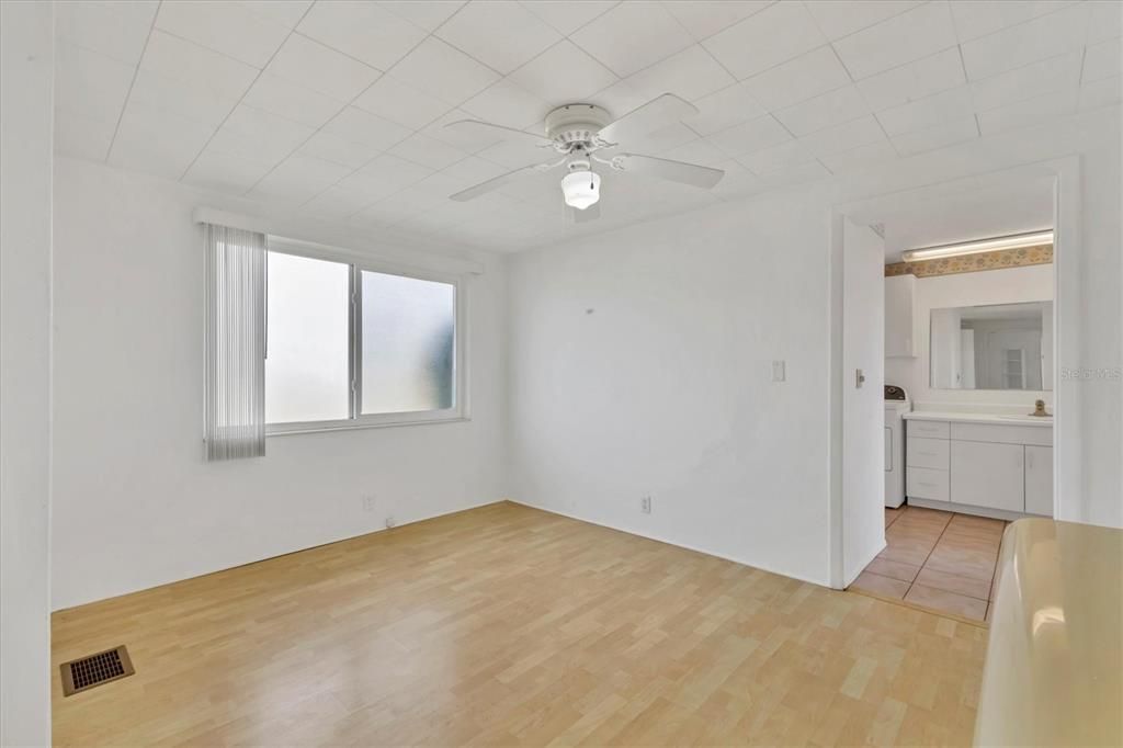 待售: $99,000 (2 贝兹, 2 浴室, 903 平方英尺)