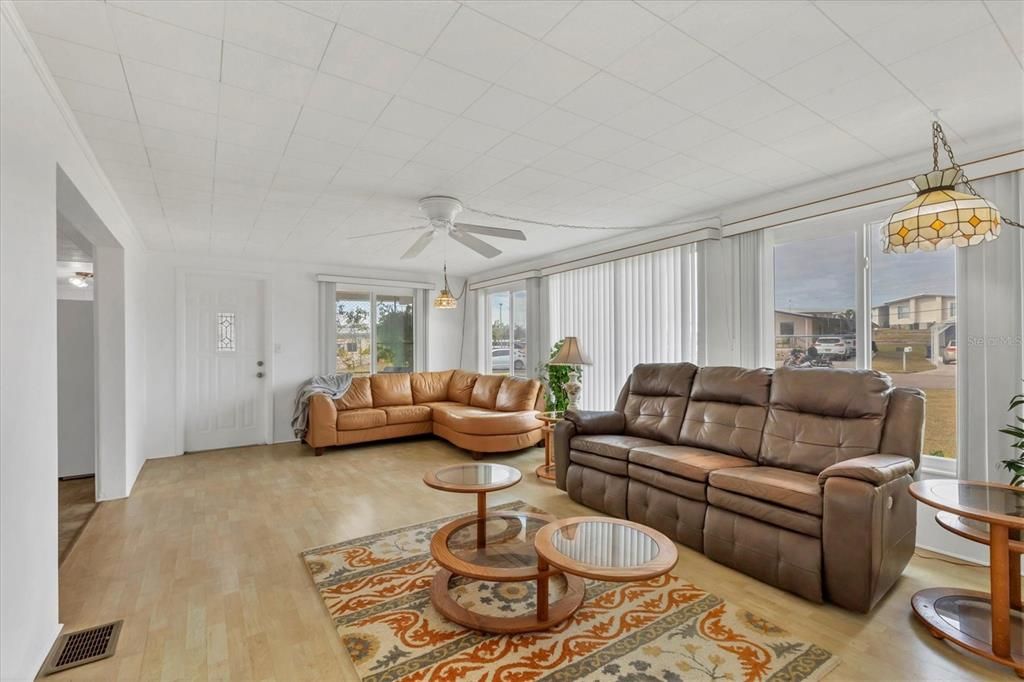 待售: $99,000 (2 贝兹, 2 浴室, 903 平方英尺)