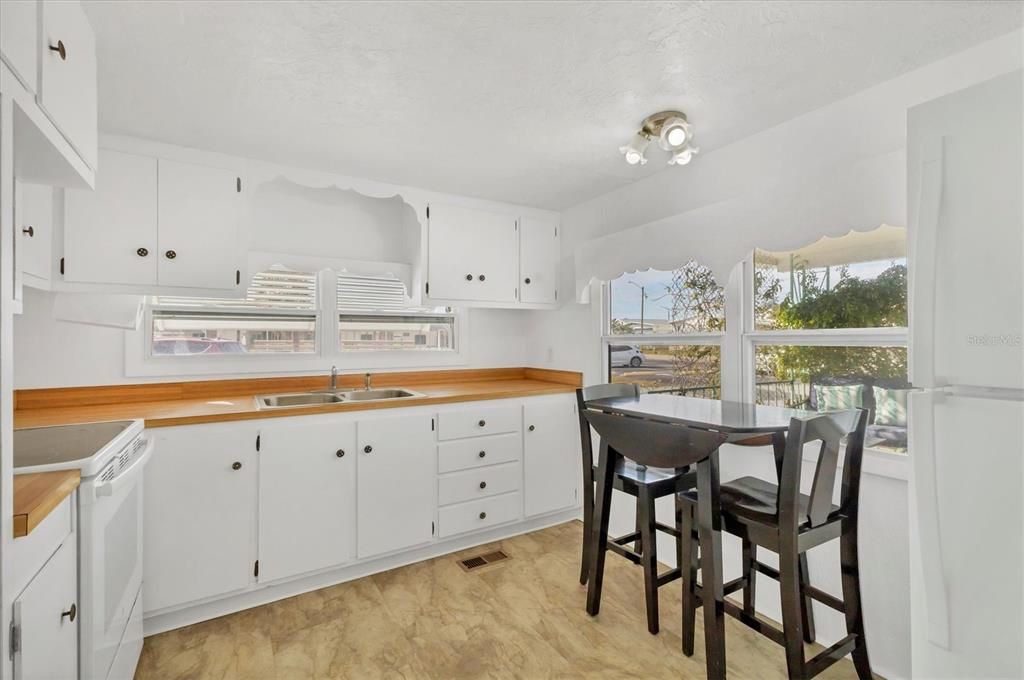 待售: $99,000 (2 贝兹, 2 浴室, 903 平方英尺)