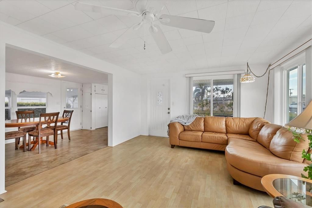 待售: $99,000 (2 贝兹, 2 浴室, 903 平方英尺)