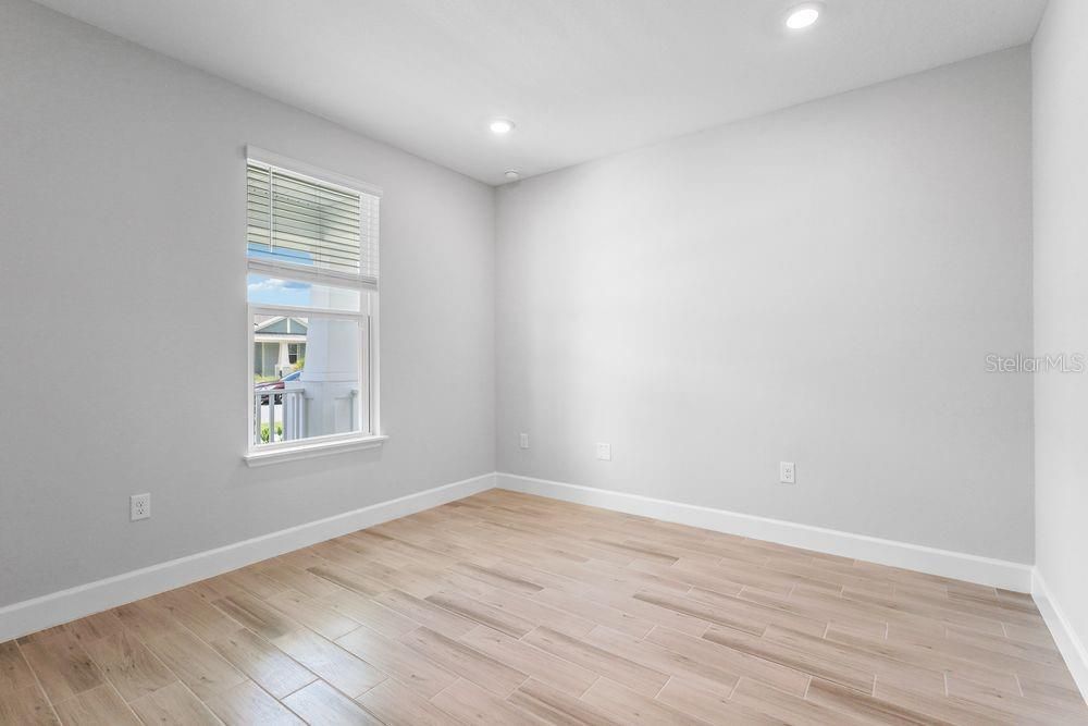 Activo con contrato: $399,990 (3 camas, 2 baños, 2055 Pies cuadrados)