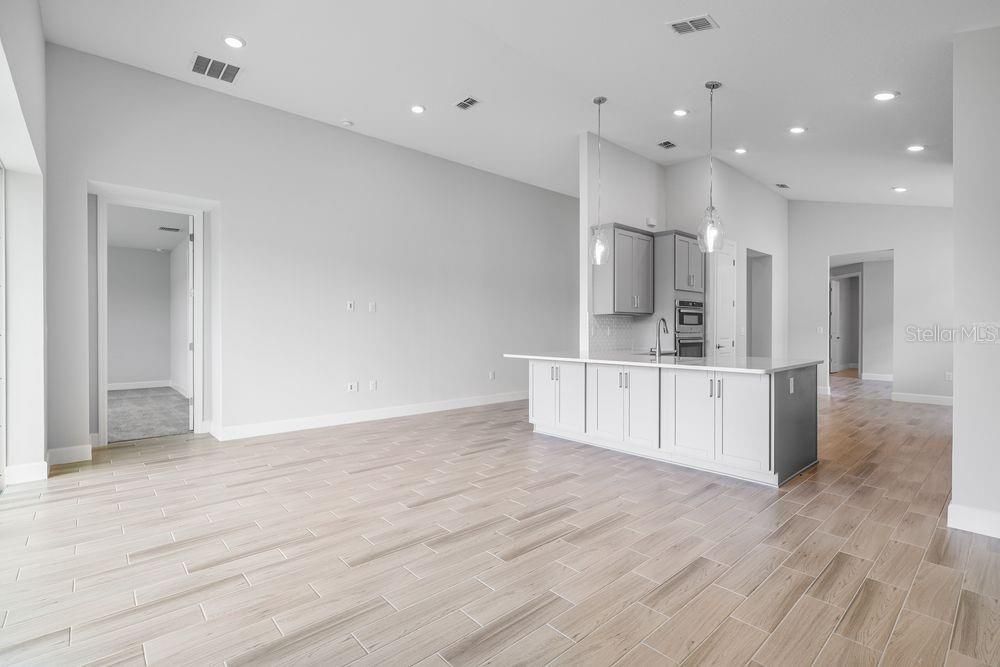 Activo con contrato: $399,990 (3 camas, 2 baños, 2055 Pies cuadrados)