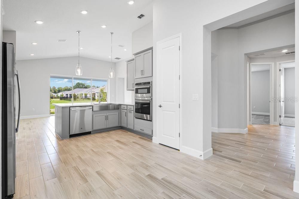 Activo con contrato: $399,990 (3 camas, 2 baños, 2055 Pies cuadrados)