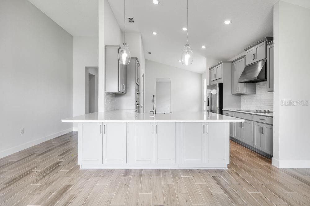 Activo con contrato: $399,990 (3 camas, 2 baños, 2055 Pies cuadrados)