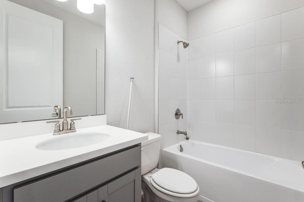 Activo con contrato: $399,990 (3 camas, 2 baños, 2055 Pies cuadrados)