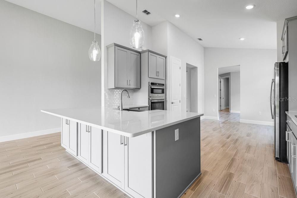 Activo con contrato: $399,990 (3 camas, 2 baños, 2055 Pies cuadrados)