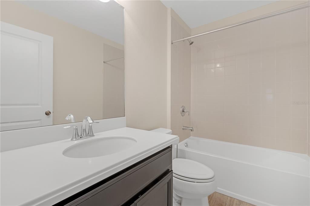 Activo con contrato: $369,990 (3 camas, 2 baños, 1961 Pies cuadrados)