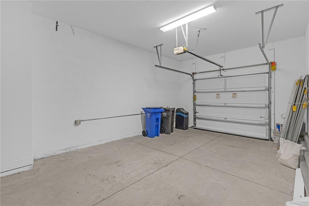 Activo con contrato: $369,990 (3 camas, 2 baños, 1961 Pies cuadrados)