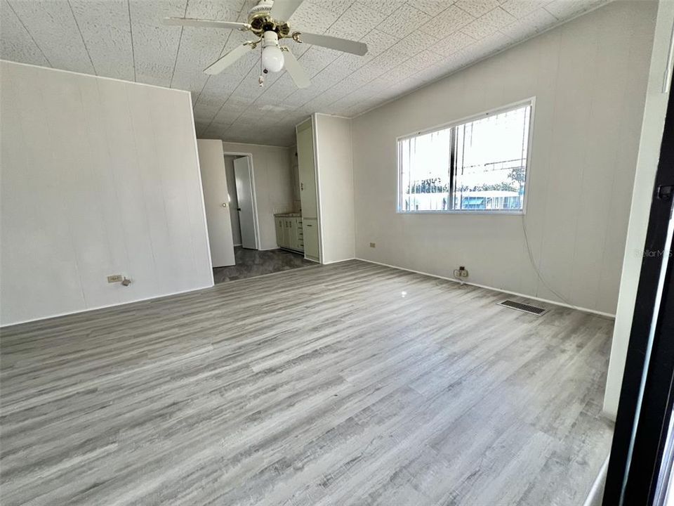 Active With Contract: $139,000 (2 beds, 2 baths, 1800 Square Feet)