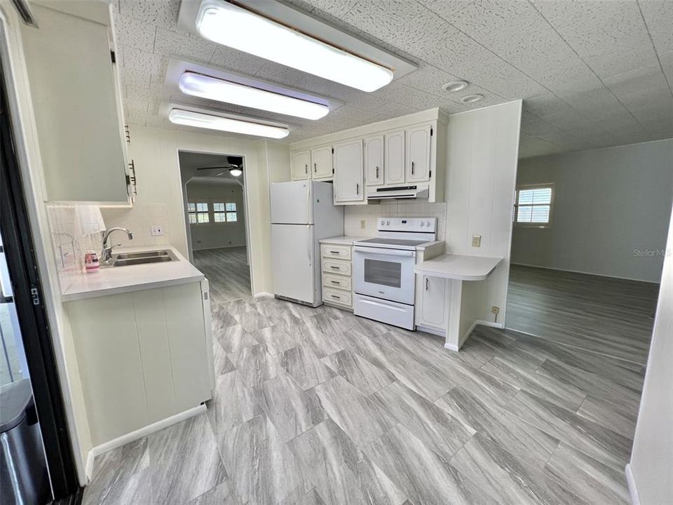 Active With Contract: $139,000 (2 beds, 2 baths, 1800 Square Feet)