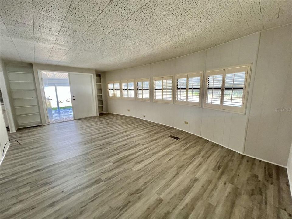 Active With Contract: $139,000 (2 beds, 2 baths, 1800 Square Feet)