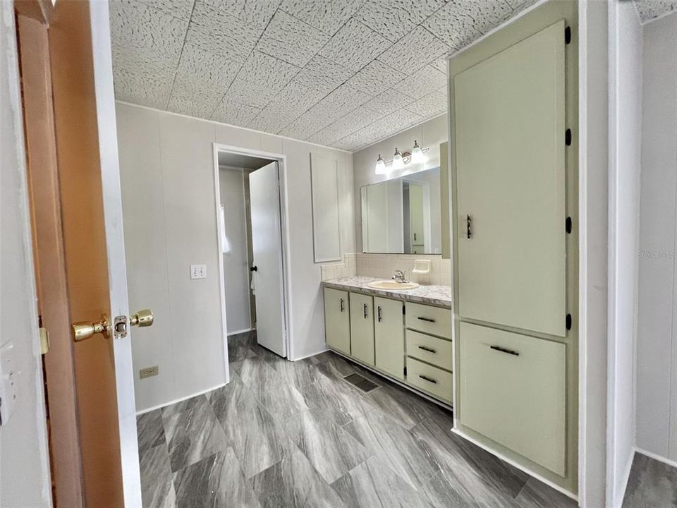 Active With Contract: $139,000 (2 beds, 2 baths, 1800 Square Feet)