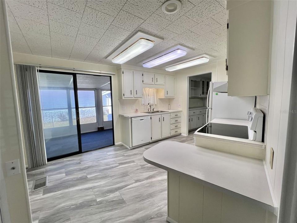 Active With Contract: $139,000 (2 beds, 2 baths, 1800 Square Feet)