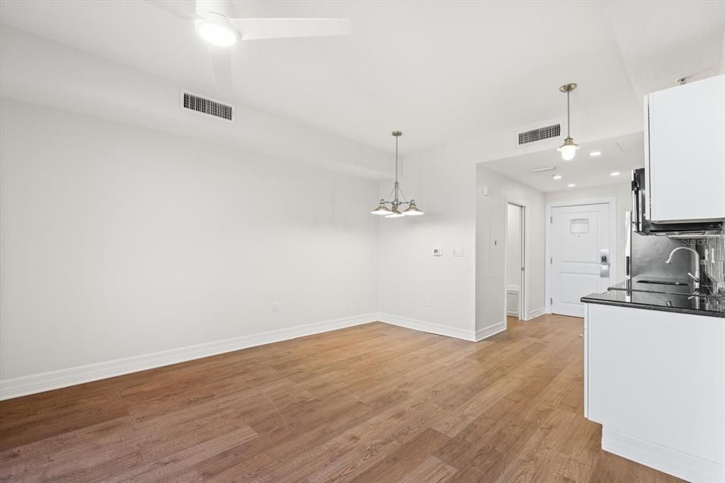 For Rent: $1,492 (1 beds, 1 baths, 651 Square Feet)