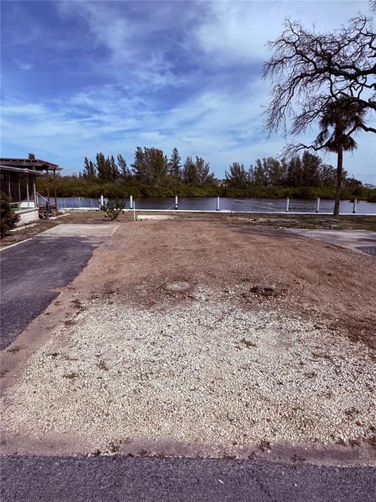 待售: $119,000 (7.24 acres)