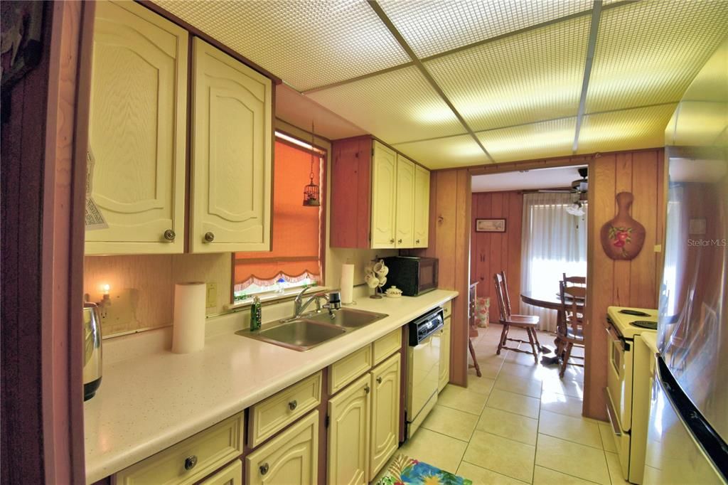 For Sale: $102,000 (2 beds, 2 baths, 1296 Square Feet)