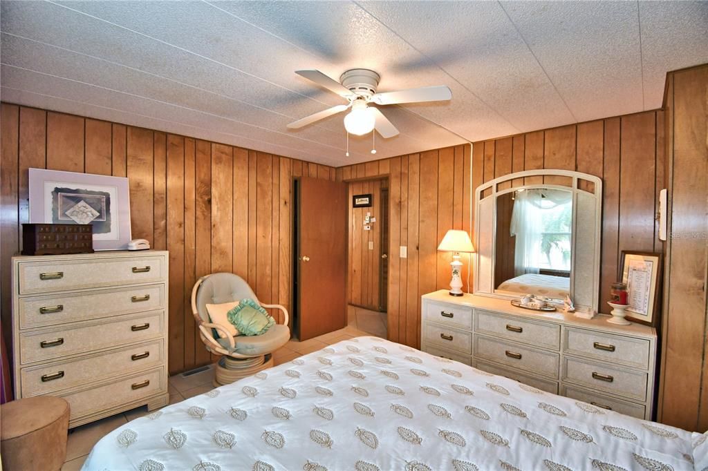 For Sale: $102,000 (2 beds, 2 baths, 1296 Square Feet)